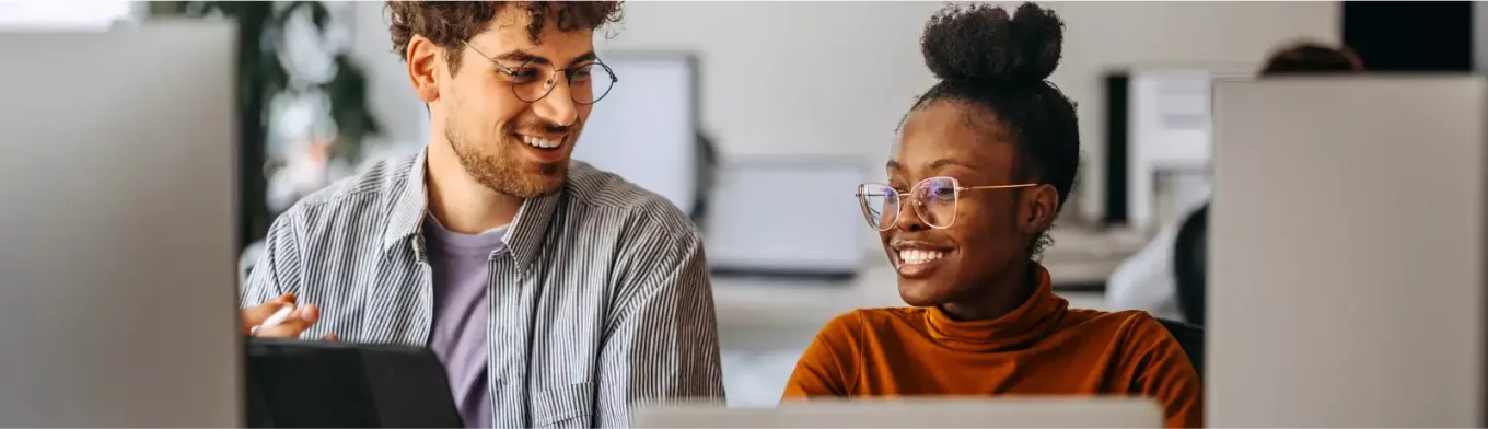 Dos empleados trabajando en una oficina 