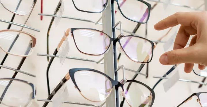 las empresas tienen que pagar las gafas o las lentillas