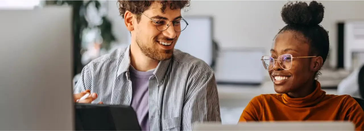 Dos empleados trabajando en una oficina