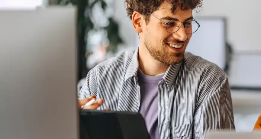 Dos empleados trabajando en una oficina