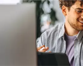 Dos empleados trabajando en una oficina