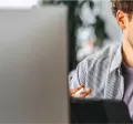 Dos empleados trabajando en una oficina