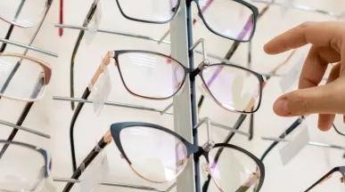 las empresas tienen que pagar las gafas o las lentillas
