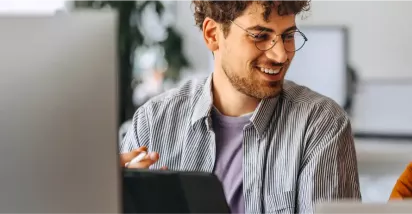 Dos empleados trabajando en una oficina